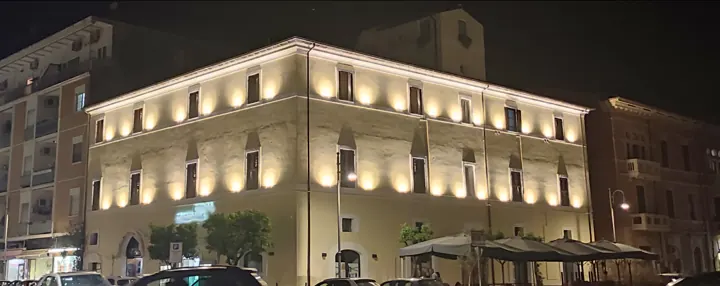 Edificio della galleria Lauretti Cesare illuminato di sera
