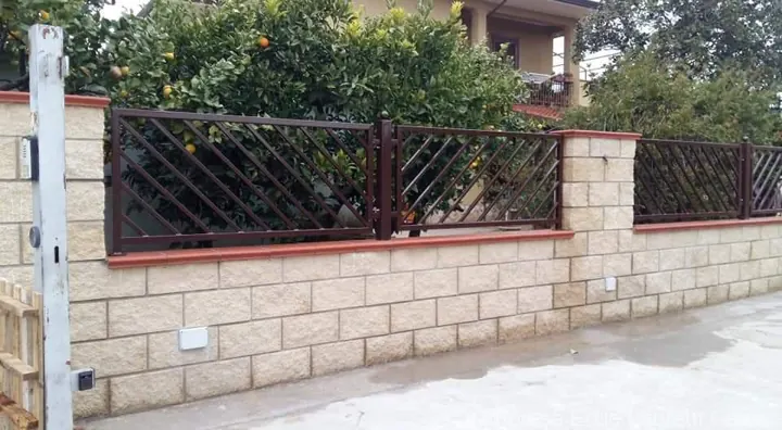 Recinzione con basamento in muratura e ringhiera metallica