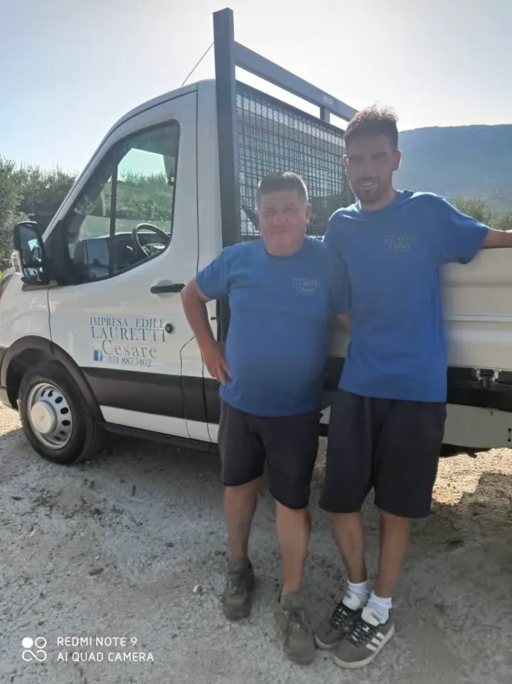 Foto aziendale pubblicata su Google: due persone con abbigliamento Lauretti accanto a un mezzo con insegna
